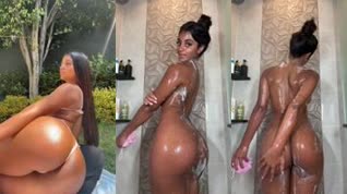 Juliótofl ducha desnuda