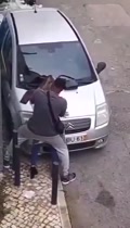 La refugiada africana folla a una chica europea en el medio de la calle después del club