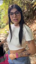 No dejo que llegue, ella la folla
