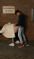 Poner a la pequeña perra en el medio de la calle