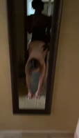 Aplaudir a una chica blanca caliente en el Airbnb