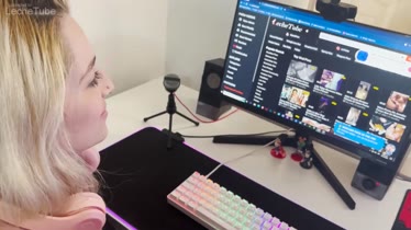 Ashleyysoy está sorprendido por su hermanastro que se masturba