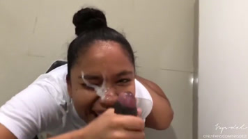 Chica caliente sopla al novio de su mejor amiga