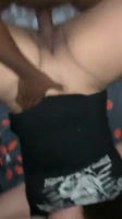 Chica sosteniendo una gran polla de su negro