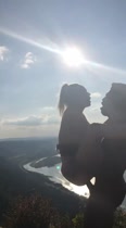 Chocarlo fuerte desde la cima de la montaña con una bonita vista del lago