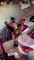 Chuky de 42 vertiendo un polvo en el estacionamiento