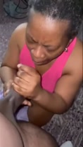 Dama chupando una pequeña polla dura