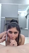 Disfruta hablando con su novio