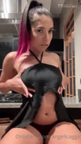 El gigi la puta más rica de rd masturbándose