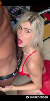 El transexual se relaja con el polla extrema del negro