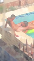 En la piscina del hotel sexo