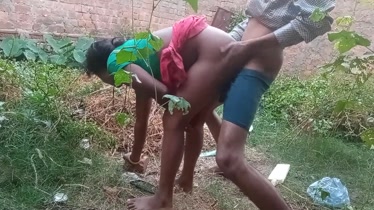 Esconder una cámara para grabar cuando folla con la puta pequeña de la ciudad