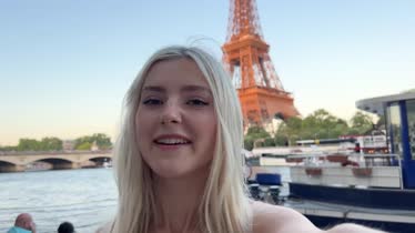 Hermosa rubia folla a un extraño en un fin de semana festivo