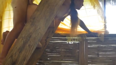 La chica caliente es seducida y follada salvajemente en las escaleras de la casa de campo