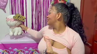 La hijastra pide perder la virgidad como regalo de su cumpleaños número 18 en un trío