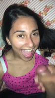 La joven hasta que se ríe porque el novio no quiere darle