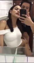 La joven pareja escapa de la fiesta para ir al baño