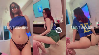 La joven rica se masturba mientras está desnuda