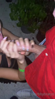 La puta fiesta haciendo sexo oral a dos amigos