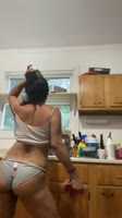 Latin MILF se divierte fregando los platos