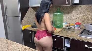 Latina madrastra follada mientras cocina