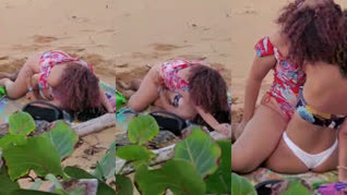 Lesbianas comiendo en la playa