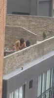Lesbianas que hacen travesuras en la terraza