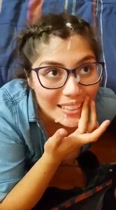 Los arroja a la cara y ella lo pone en su boca