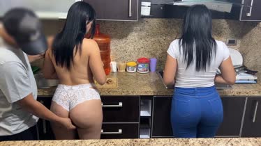Madrastra permite que su hijastra tenga sexo con su novio delante de ella