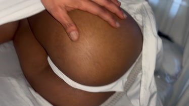 Mi amiga duerme borracha y la abro por el culo
