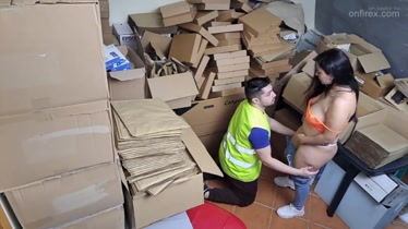 Mi jefe exige sexo en el almacén
