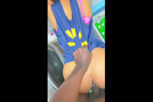 Negra BBC lleva leche a su esposa en la lavandería