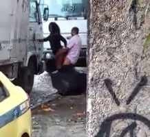 Prostituta callejera que le da el culo a un camionero