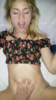 Rubia traviesa tomando rollos