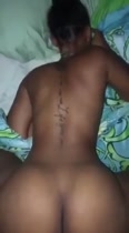 Saca toda la crema del coño de un adolescente negro con un gran culo