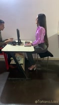 Secretario chupando y dando aumento al trasero del jefe