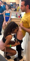 Sexo oral entre amigos frente a todos