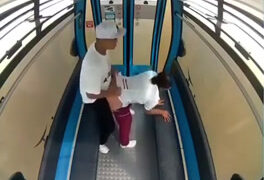 Sexo público en el teleférico de una ciudad