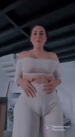 Su coño es demasiado grande y se queja de cómo se ve su ropa