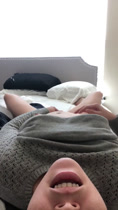 Todo su cuerpo se tiembla cuando llega el gran orgasmo