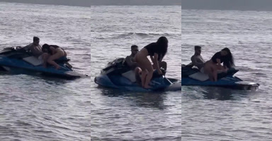 Tomando la deriva del mar encima de una motocicleta acuática