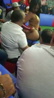 Varios stripper dominicanos entran al público para bailar