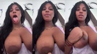 Venezolano de enormes tetas le encanta tragar leche