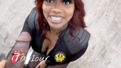 Coop Princesa Tay mientras busca un coche negro