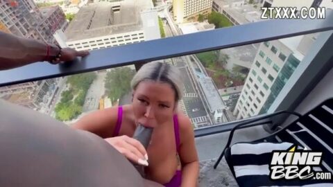 Pawg da un blawjob al aire libre en el balcón