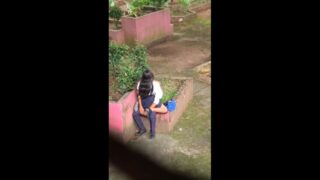 Estudiantes Singando en el patio del Colegio