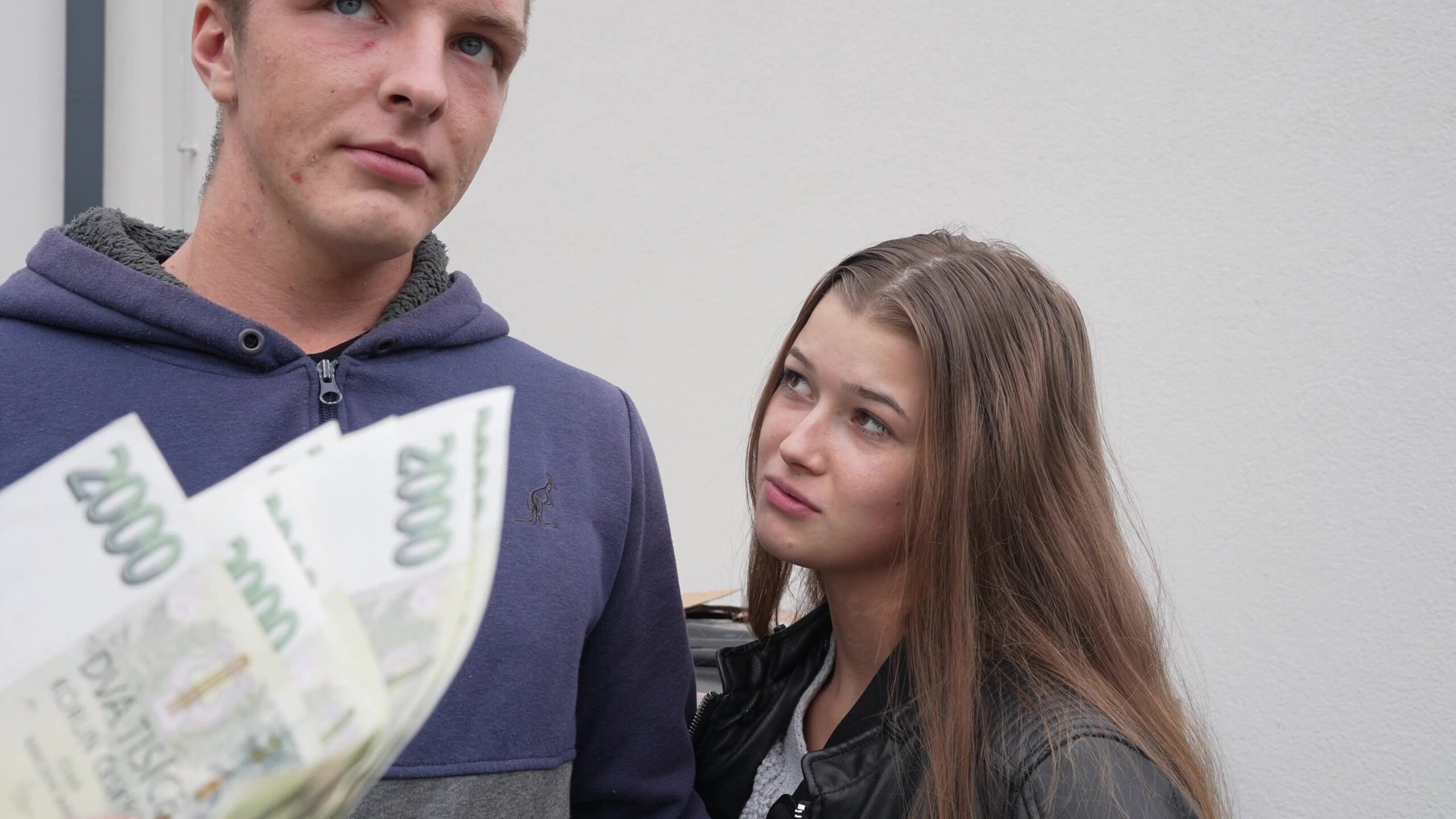 La bella y delgada Olivia Sparkle le roba el novio, acosando a un desconocido en la calle por dinero