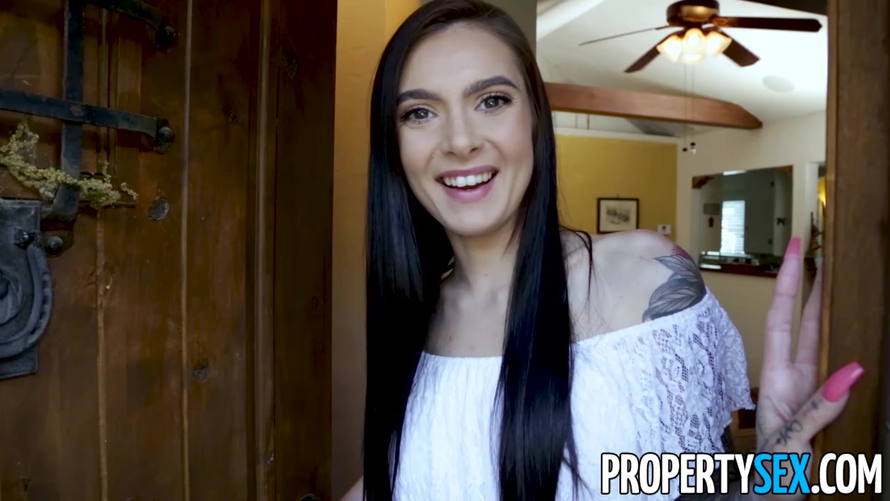 La morena tatuada invita al chico a meterse con ella