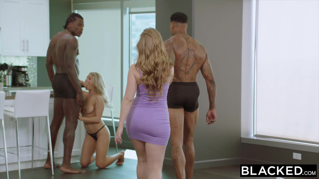 Rubias tetonas VS grandes pollas negras en cuarteto