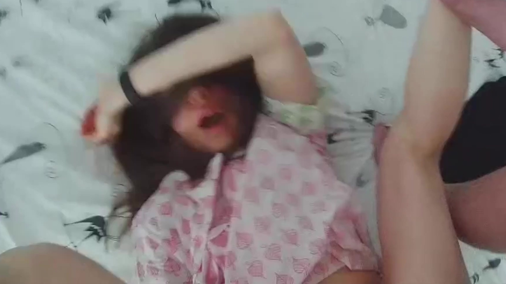 A ella le gusta ser una polla negra para medir su precioso coño en la espalda de su novio.